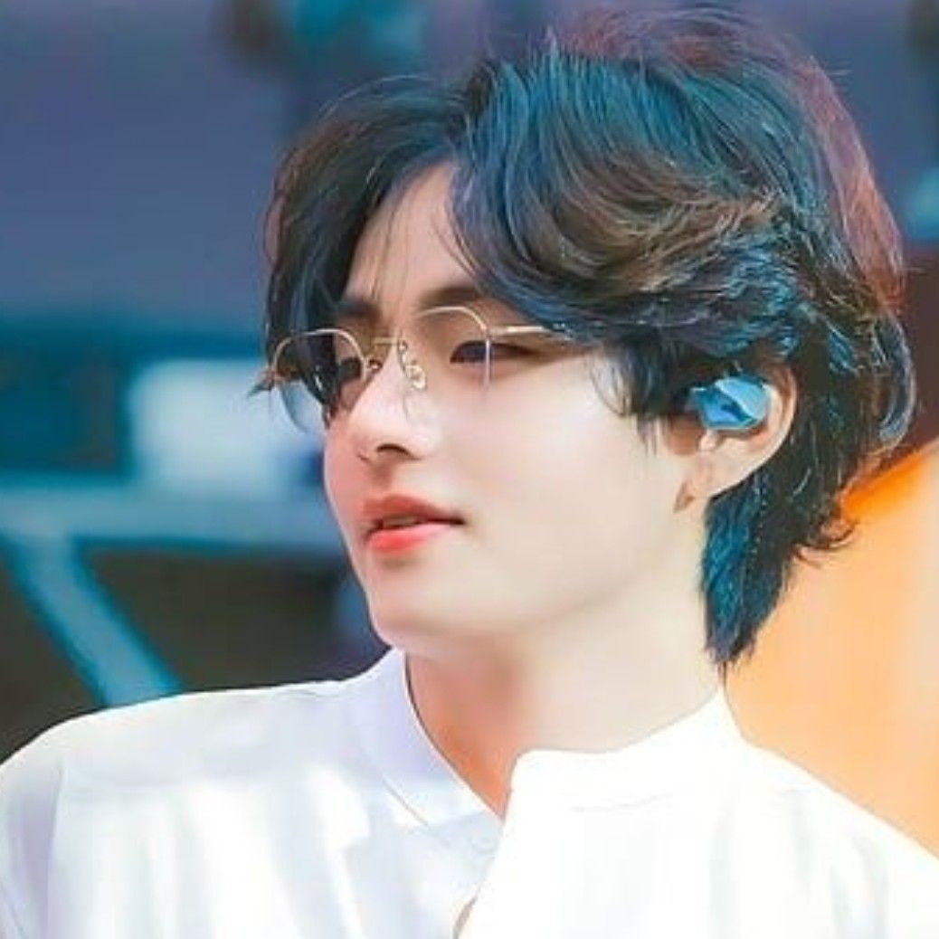 Recent activity shot of Kim Taehyung (V)