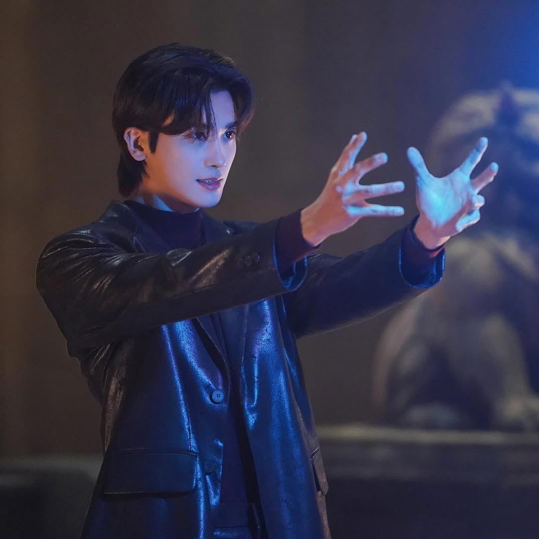 A moment captured by a fan of Park Hyungsik