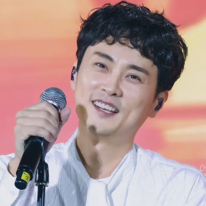 Recent activity shot of Min Kyunghoon