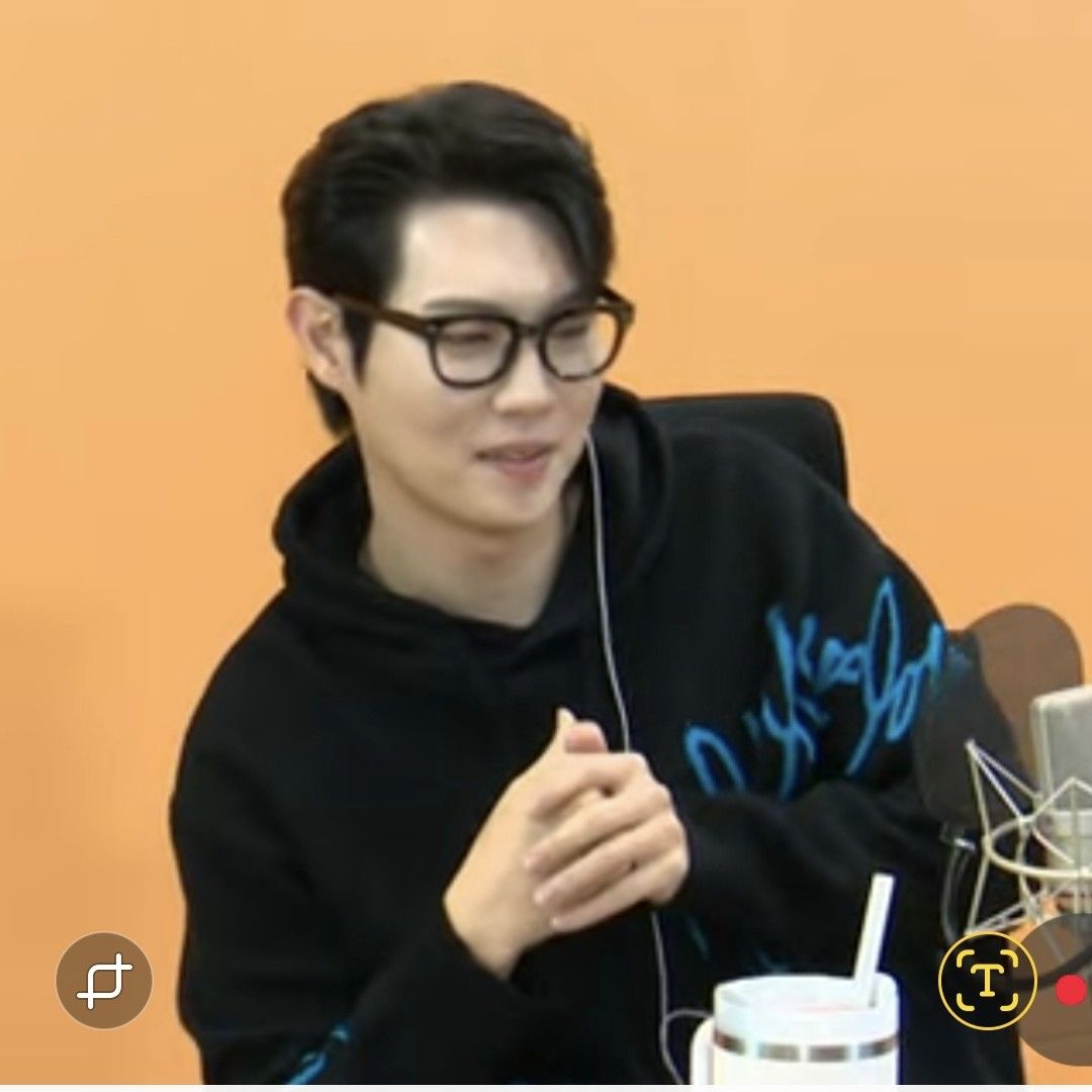 A moment captured by a fan of Son Taejin