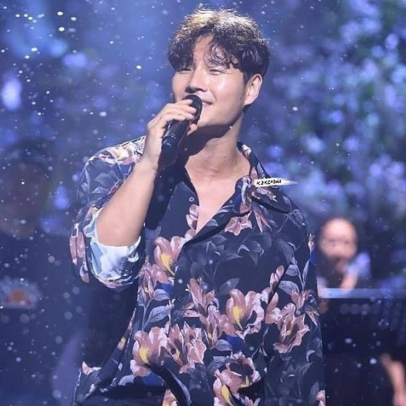 A moment captured by a fan of Kim Jongkook