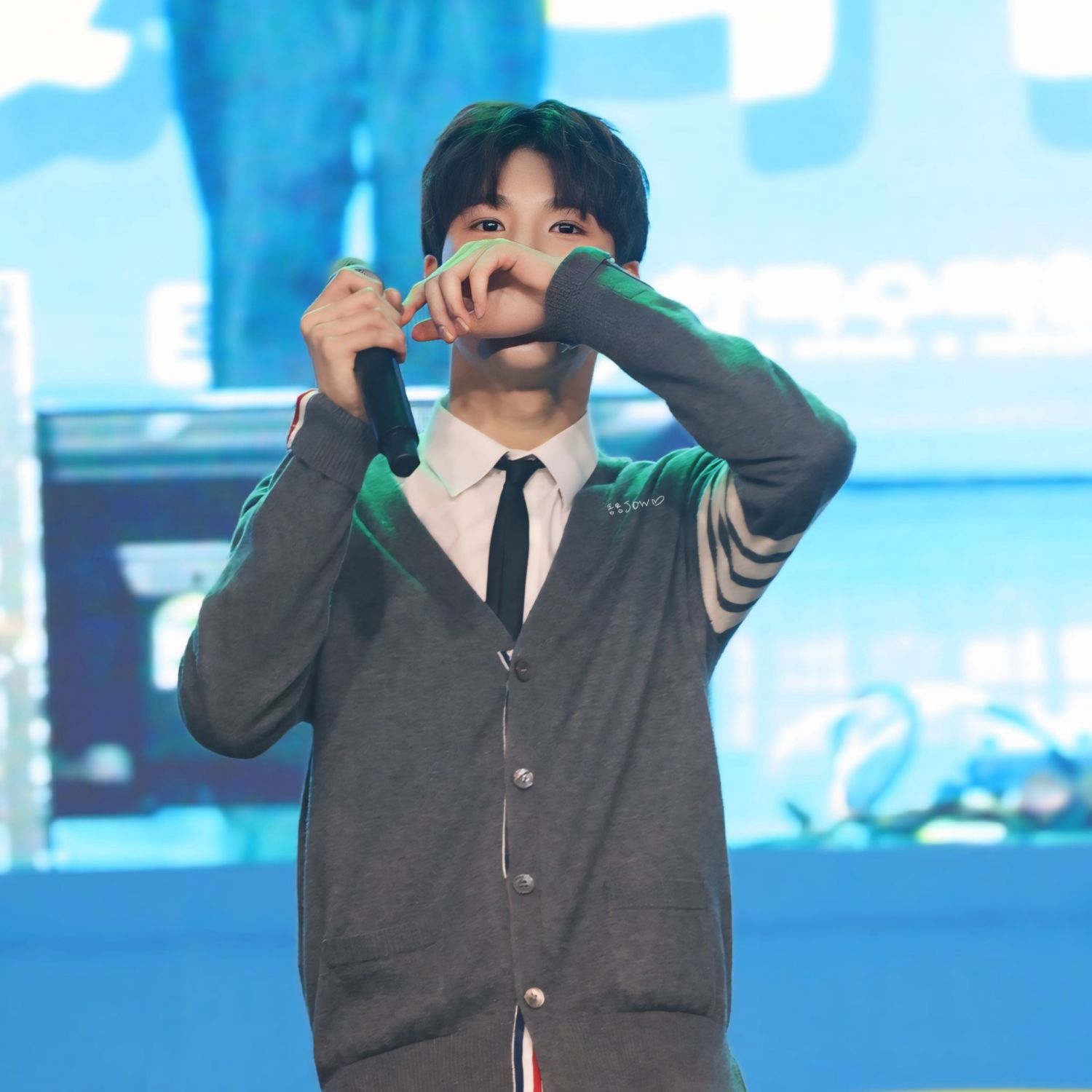 A moment captured by a fan of Jeong Dongwon