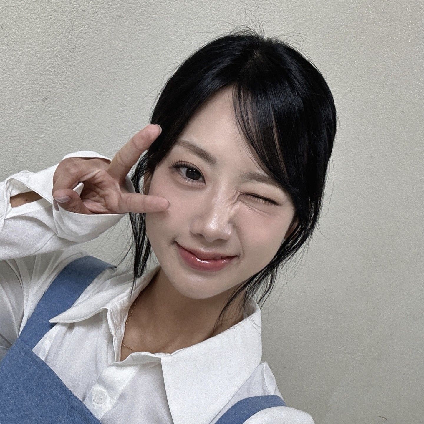 Behind-the-scenes cut of Kang Hyeyeon