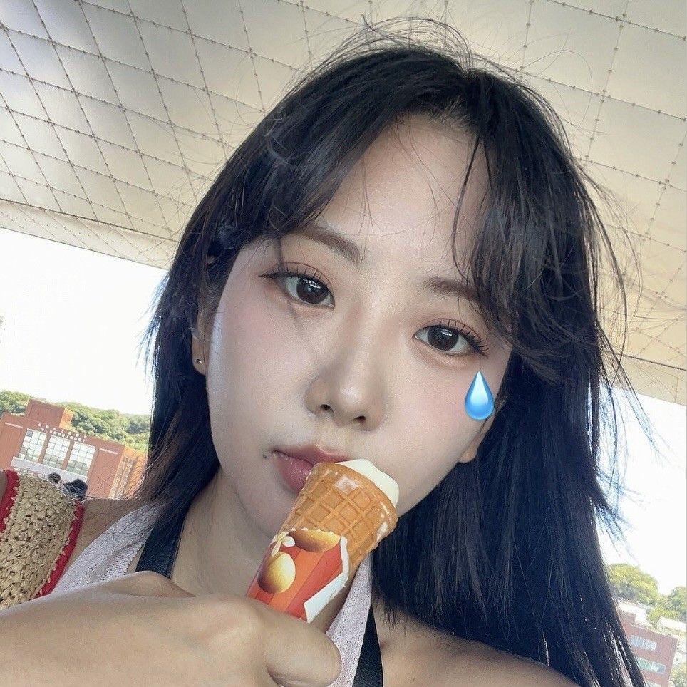 Behind-the-scenes cut of Kang Hyeyeon