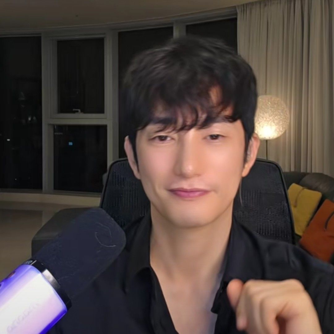 A moment captured by a fan of Park Sihoo