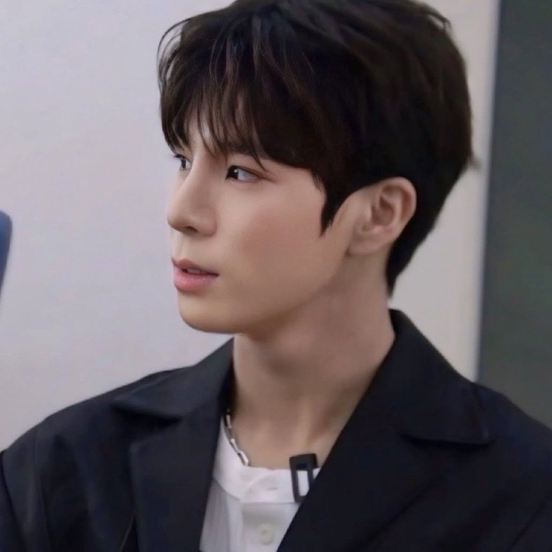 Behind-the-scenes cut of Jeong Dongwon
