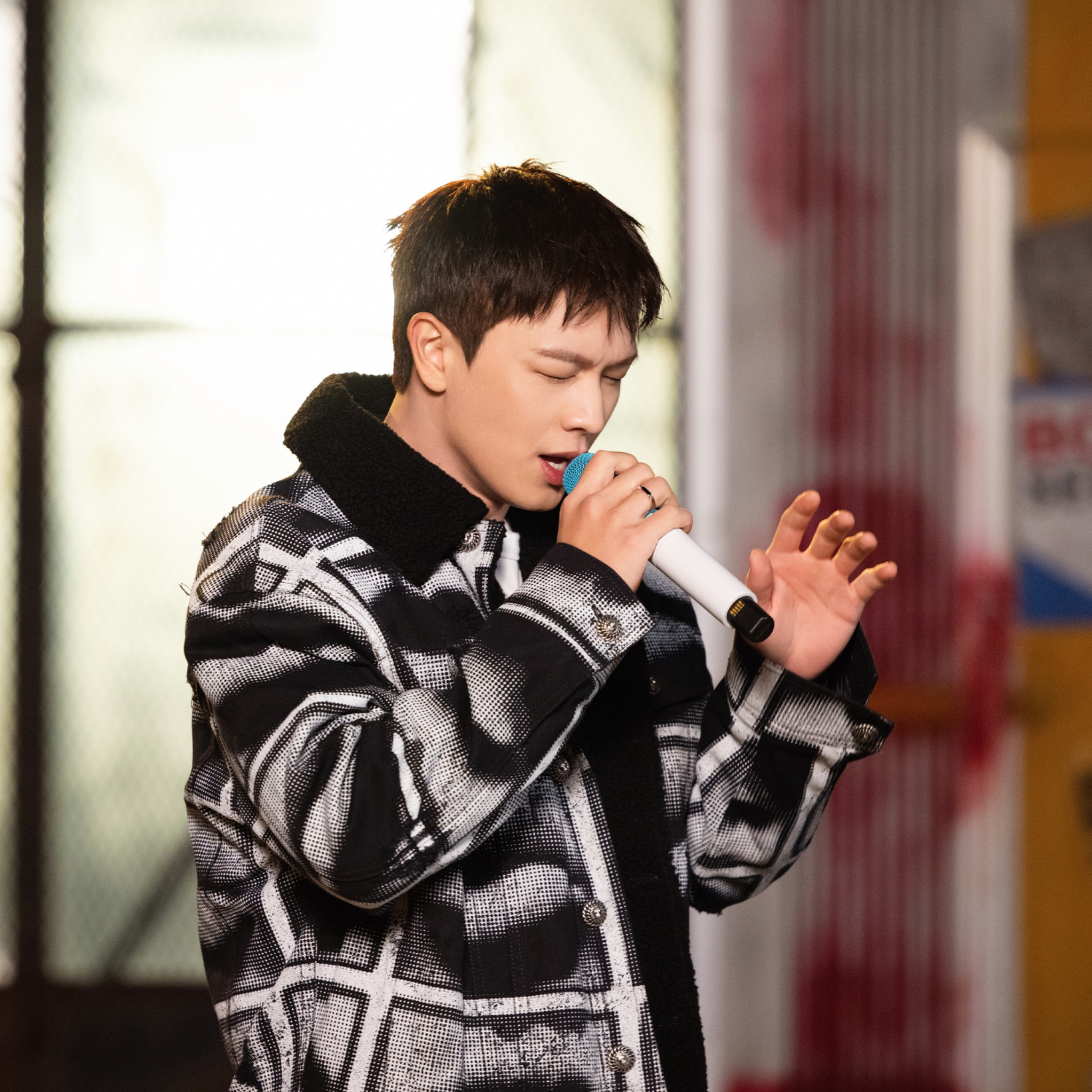A moment captured by a fan of Yook Sungjae