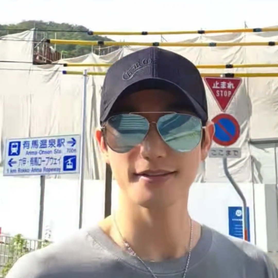 A moment captured by a fan of Park Sihoo