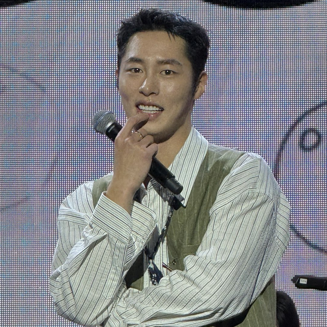 Behind-the-scenes cut of Lee Jaewook