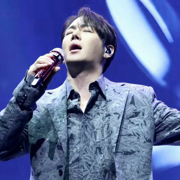 Behind-the-scenes cut of Hwanhee