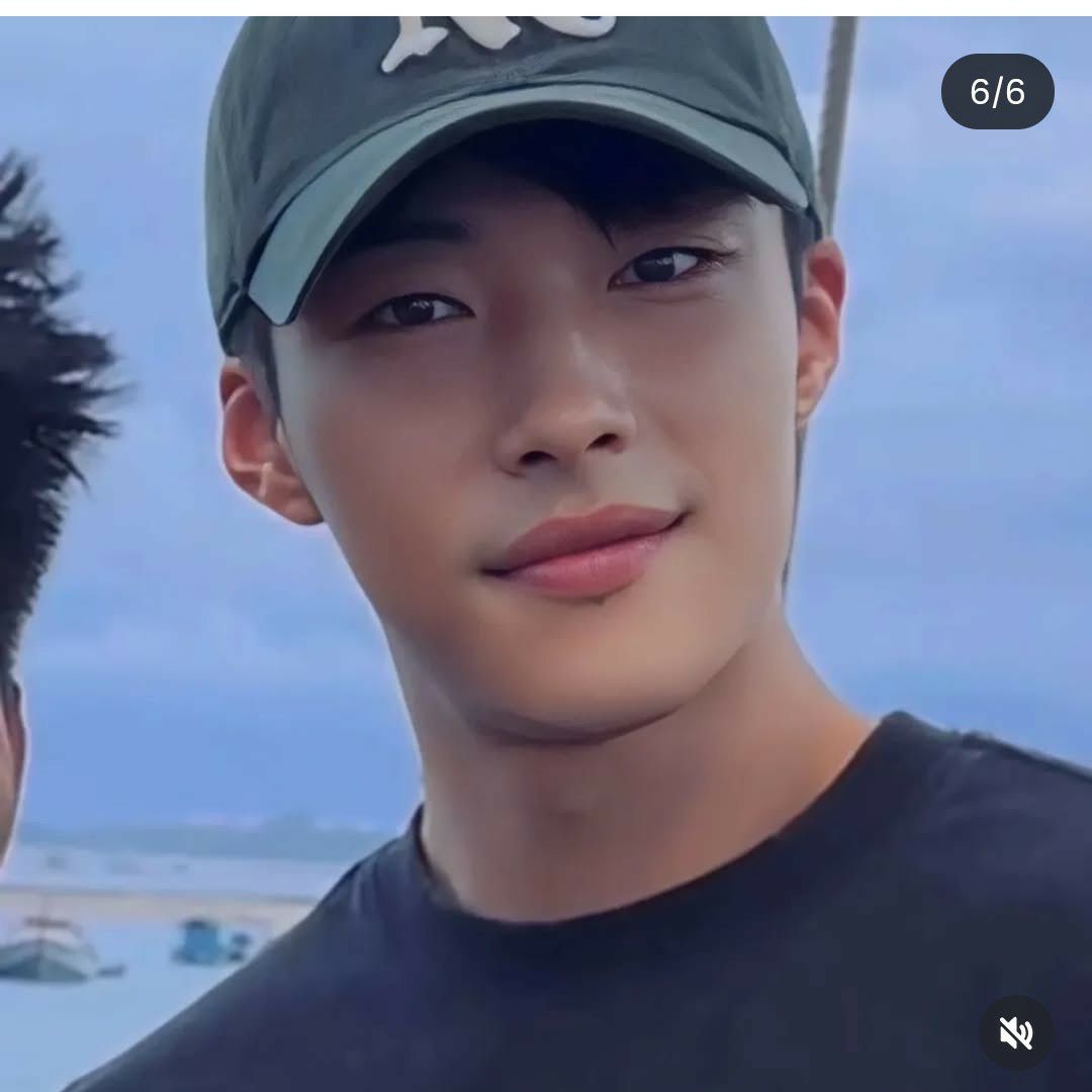 A moment captured by a fan of Woo Dohwan