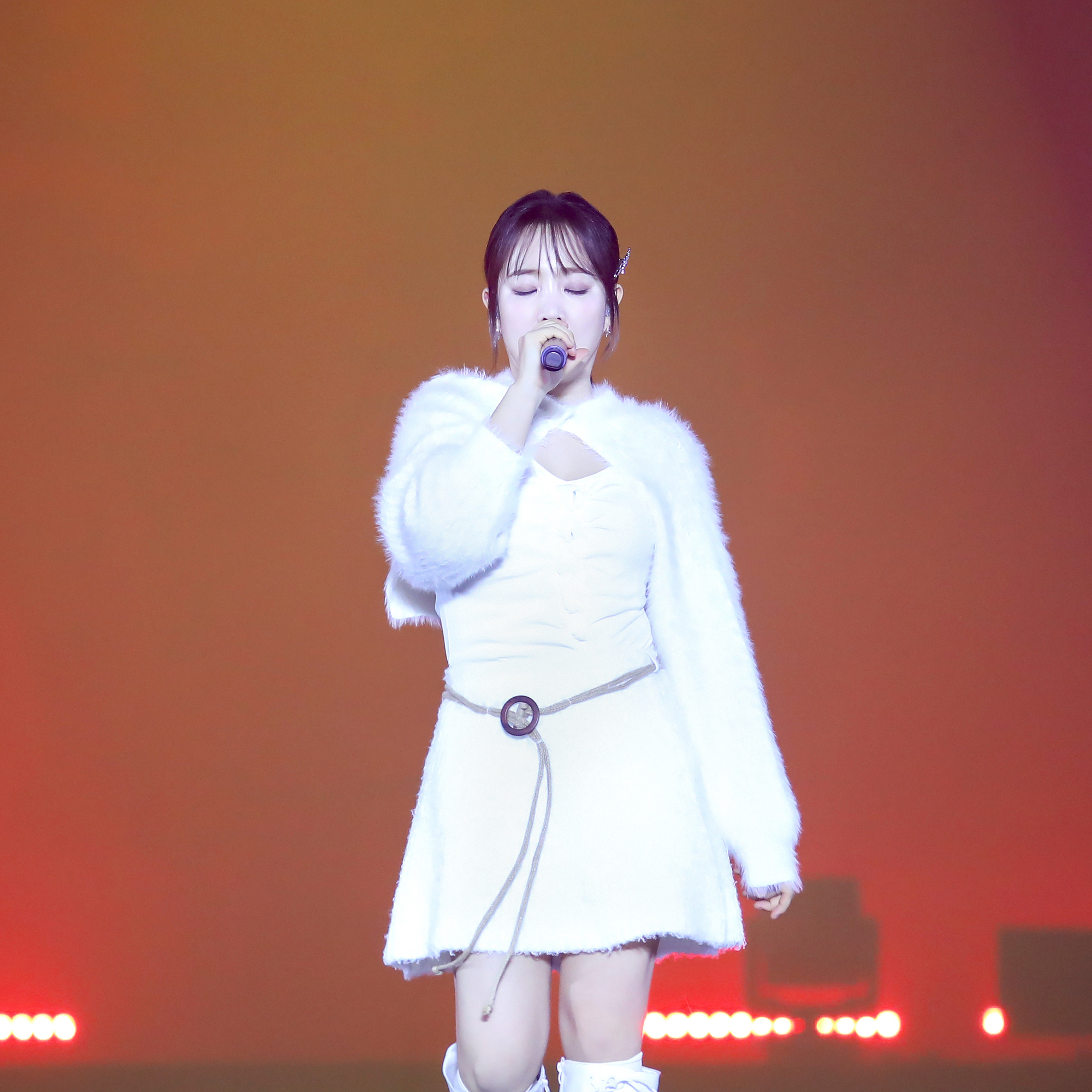 Behind-the-scenes cut of Younha