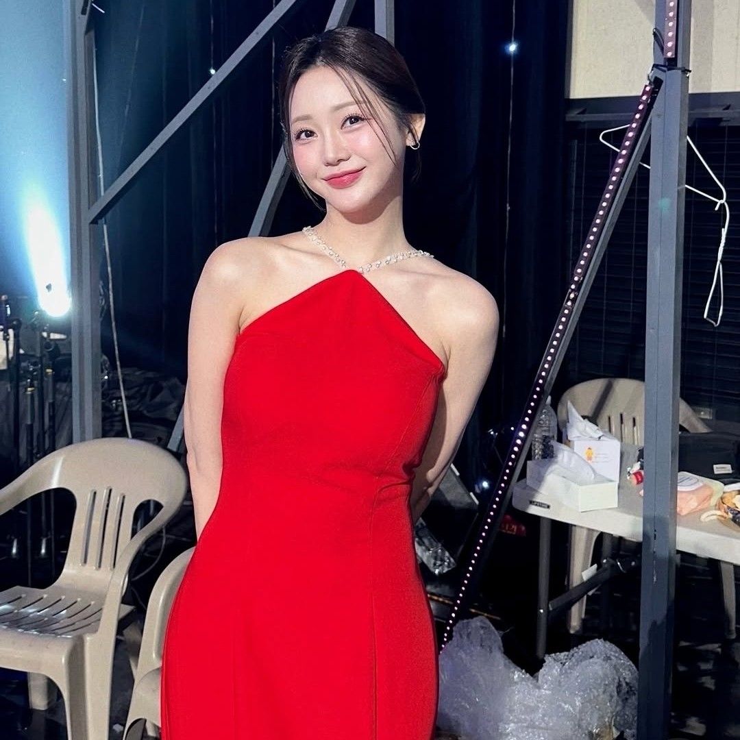 Behind-the-scenes cut of Hong Jiyoon