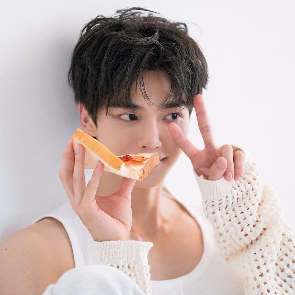 Latest photo of Song Kang