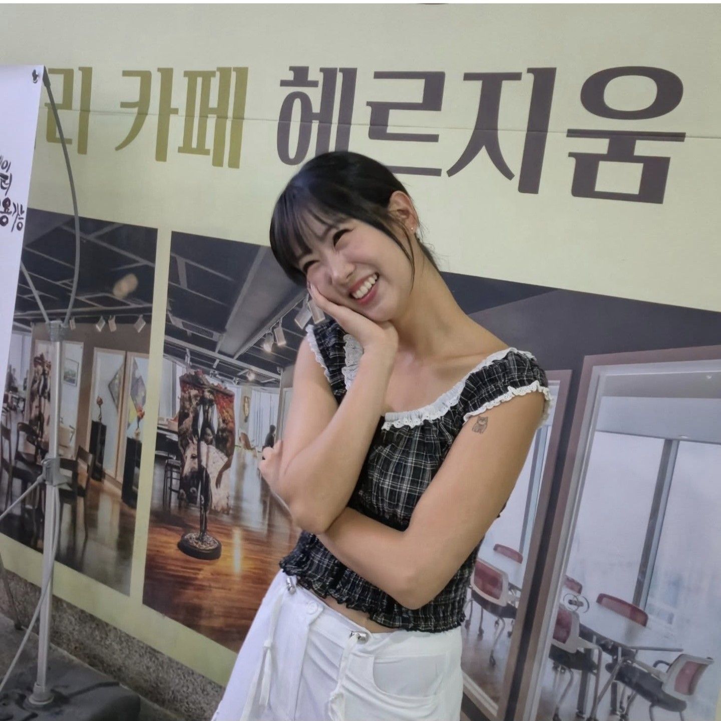 Behind-the-scenes cut of Kang Hyeyeon