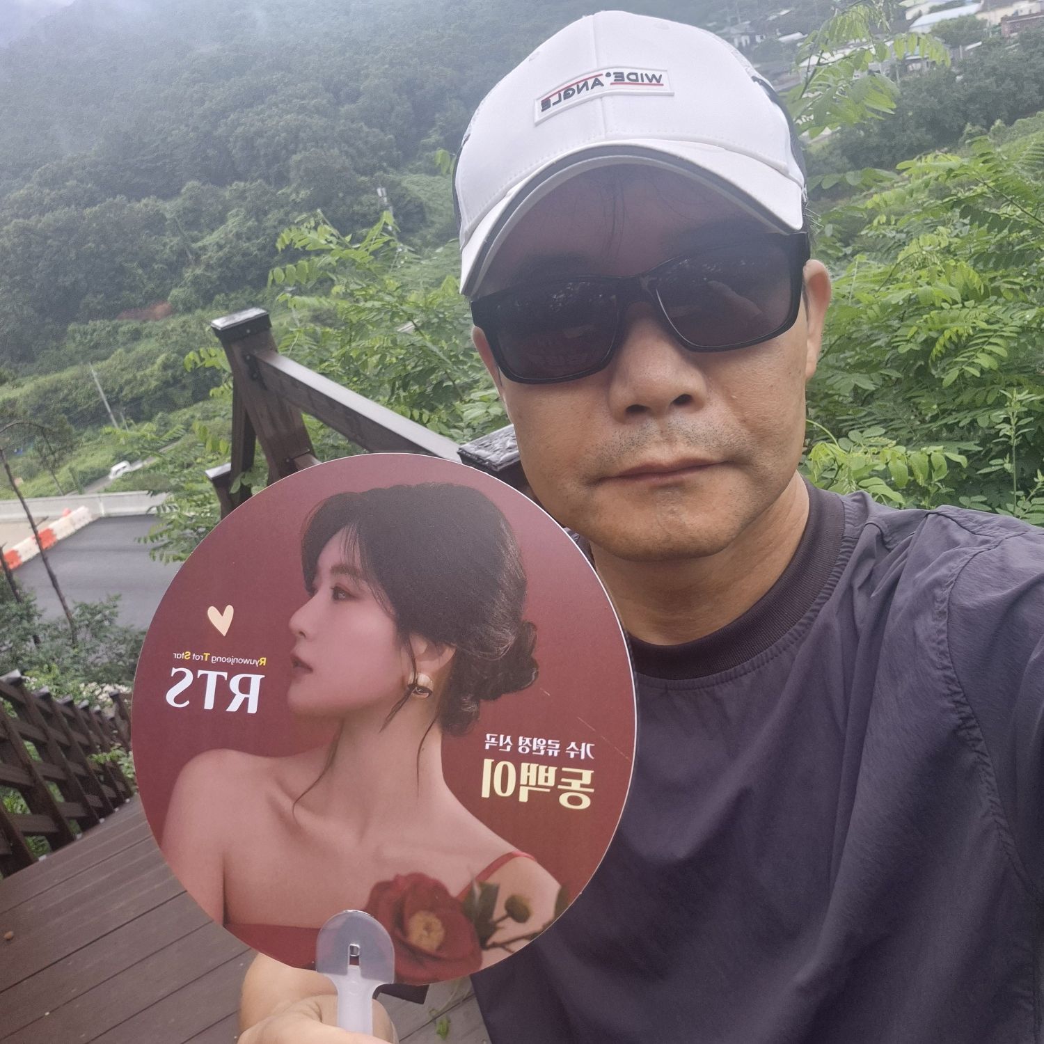Behind-the-scenes cut of Ryu Wonjung