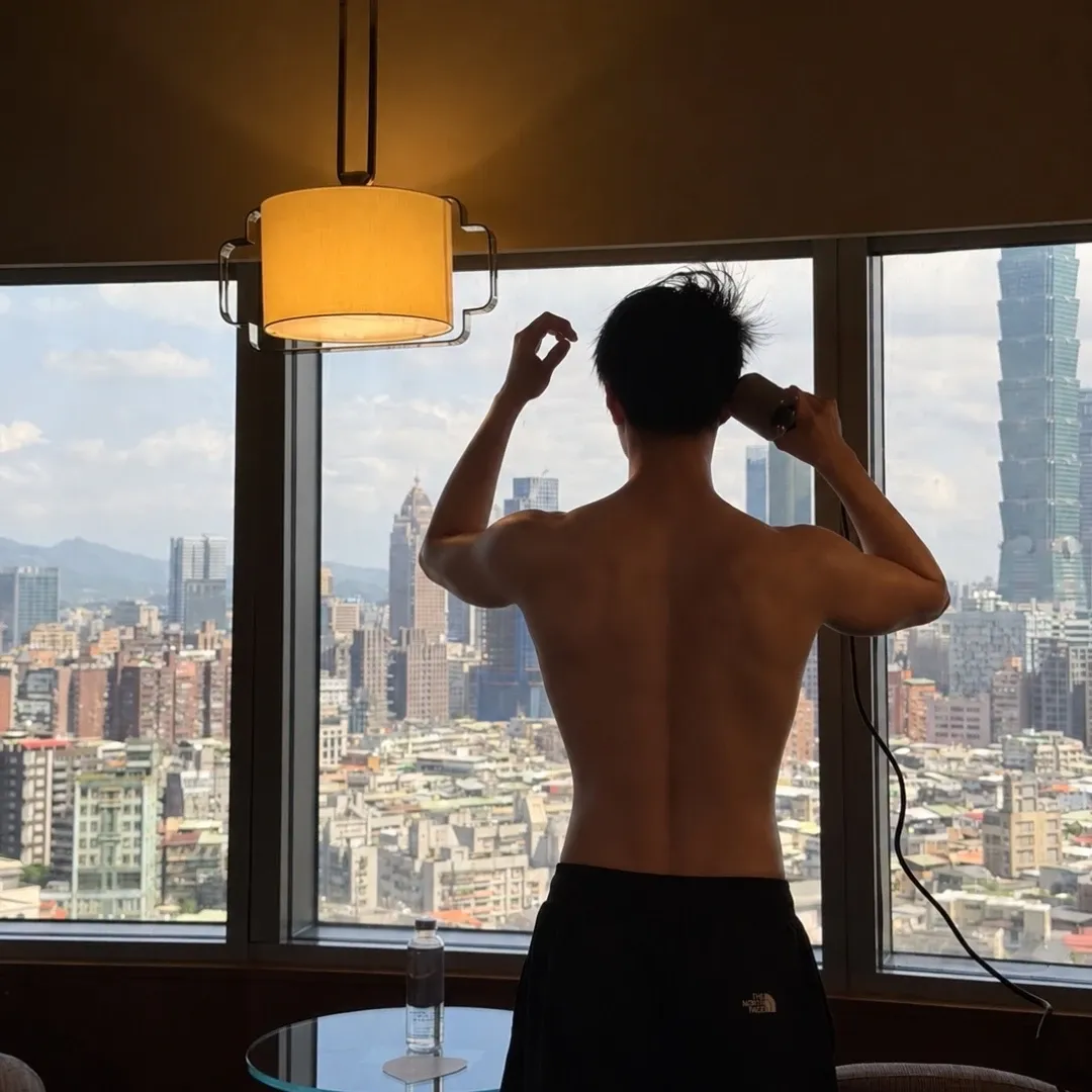 A moment captured by a fan of Park Bogum
