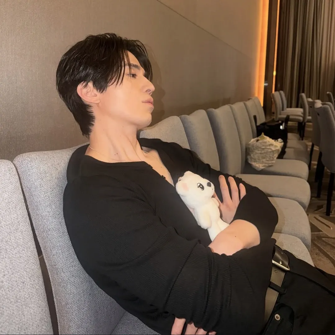 A moment captured by a fan of Lee Dongwook