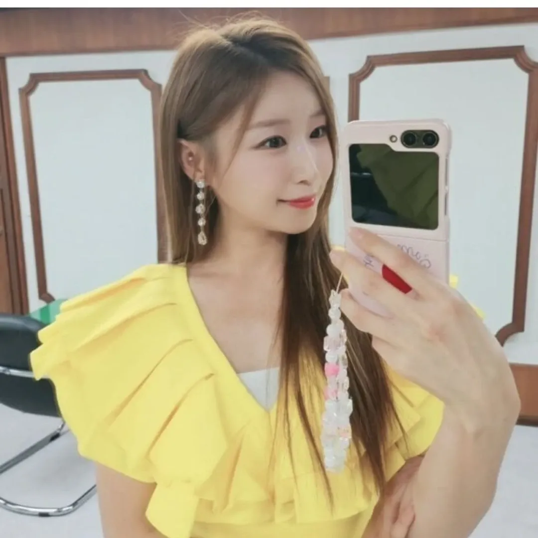 Behind-the-scenes cut of Lee Sona