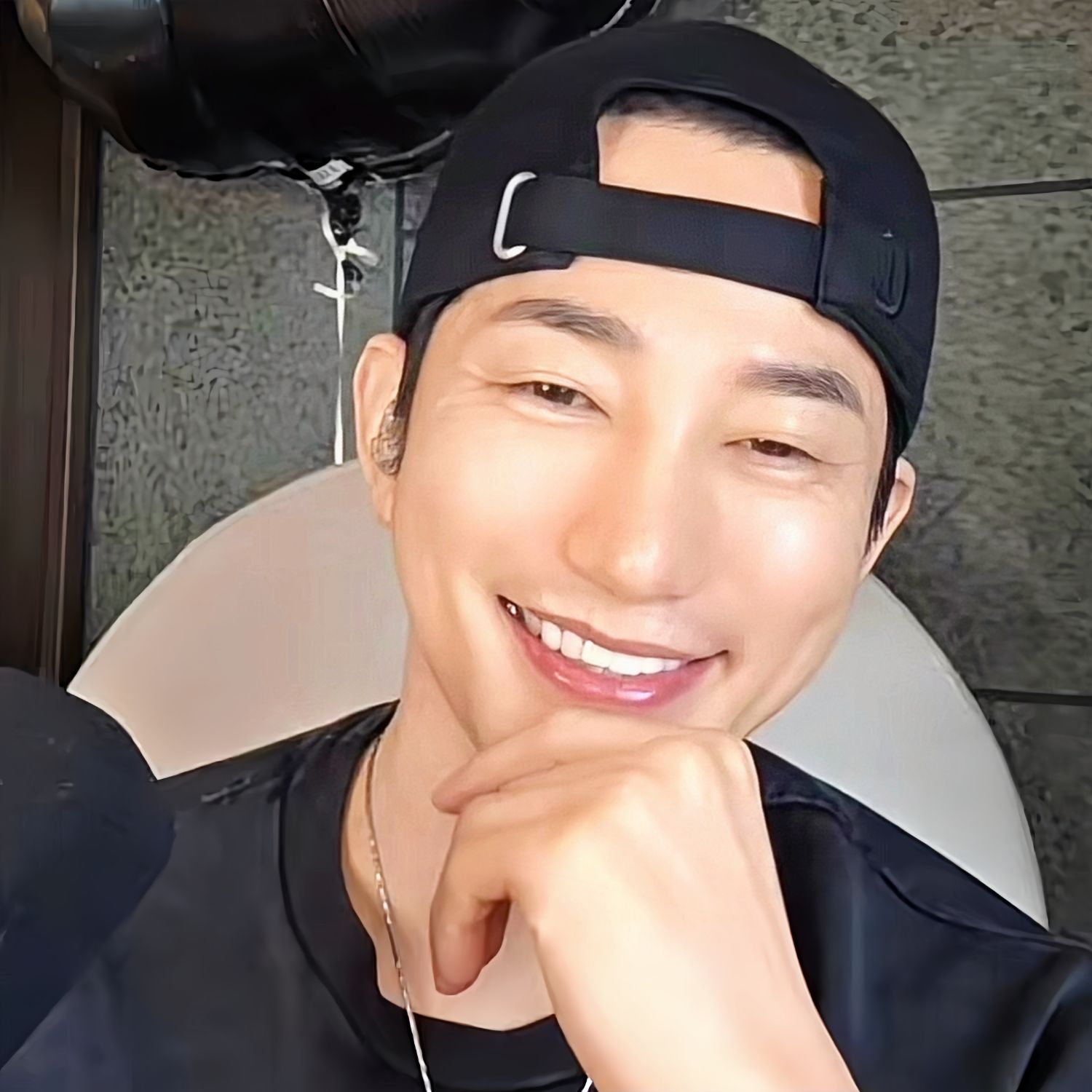 A moment captured by a fan of Park Sihoo