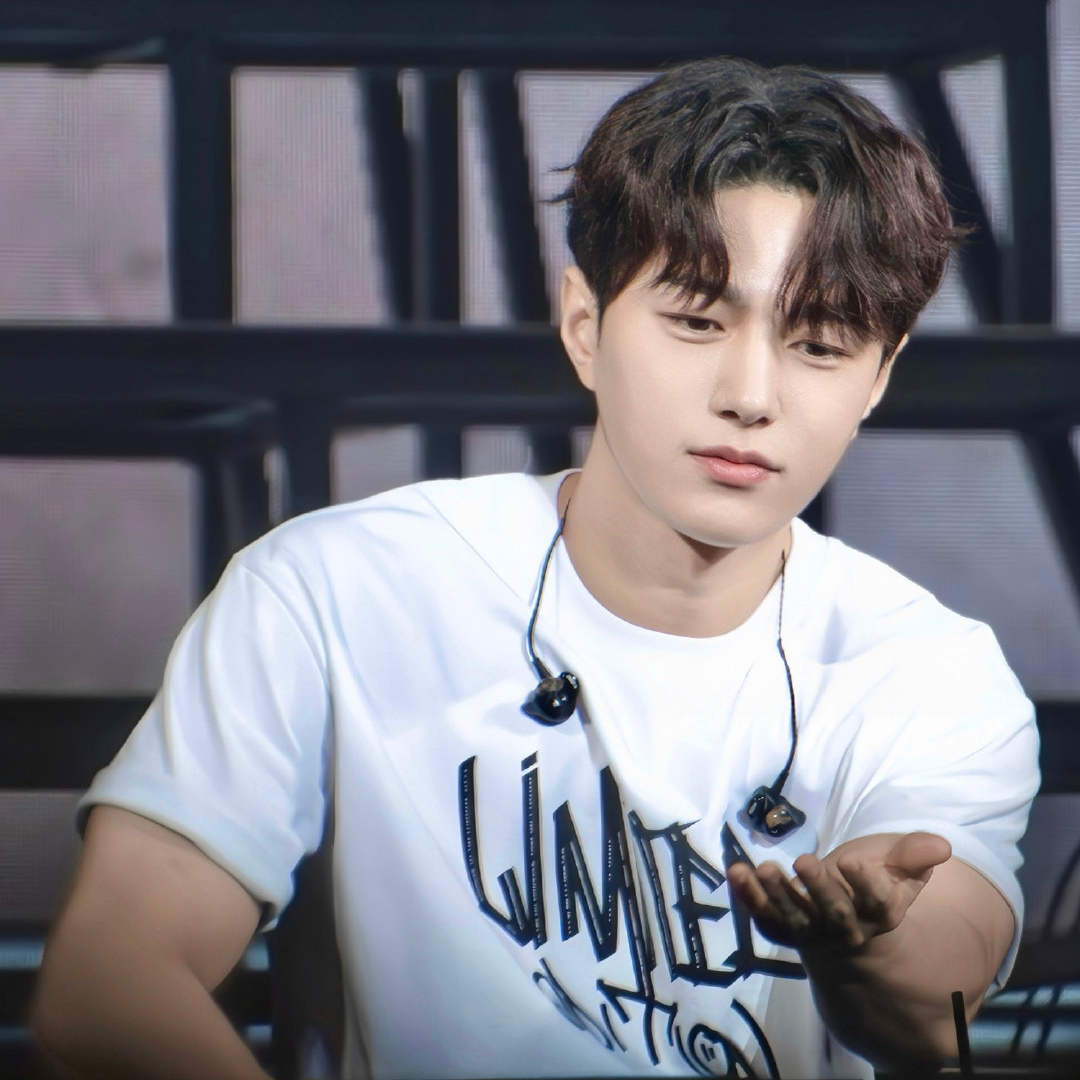 Recent activity shot of Kim Myungsoo (L)