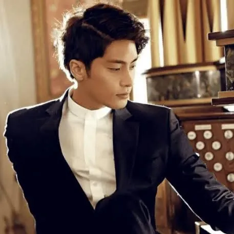 Behind-the-scenes cut of Sunghoon