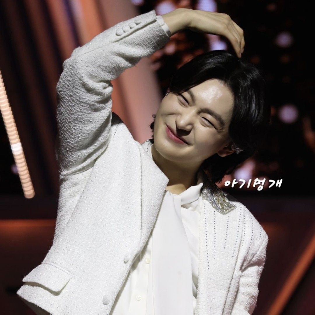 오늘 가장 핫한 셀럽 커뮤니티 피드