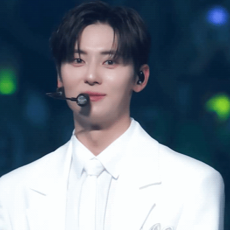 A moment captured by a fan of Hwang Minhyun