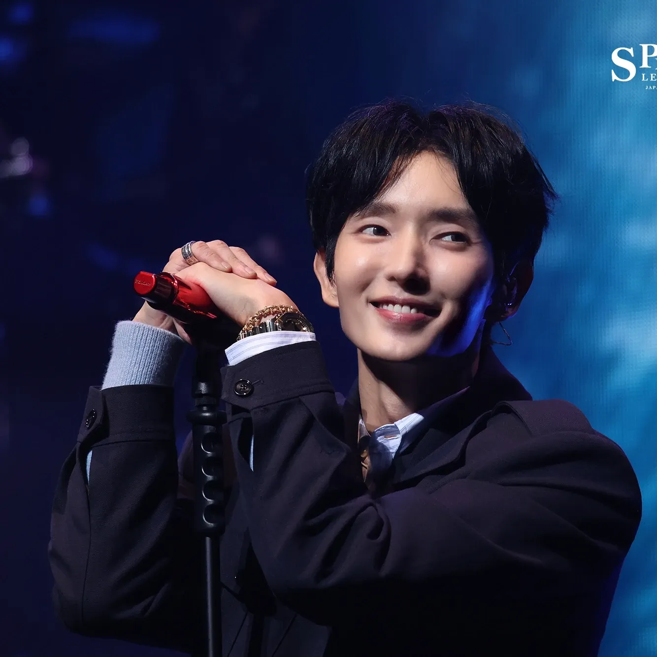 A moment captured by a fan of Lee Joongi