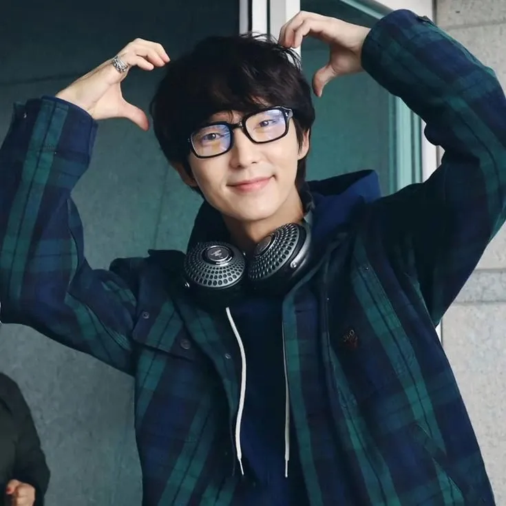Behind-the-scenes cut of Lee Joongi