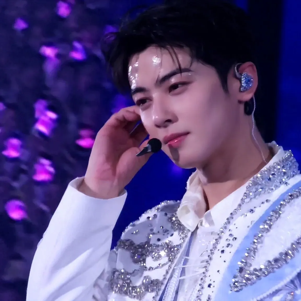 Behind-the-scenes cut of Cha Eunwoo