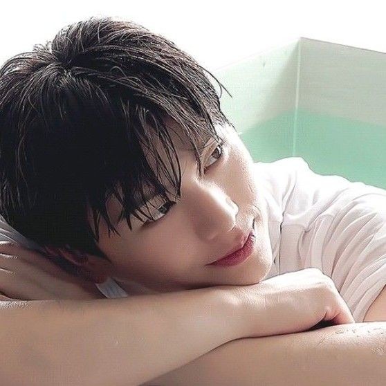 Foto utama yang menunjukkan pesona Yook Sungjae