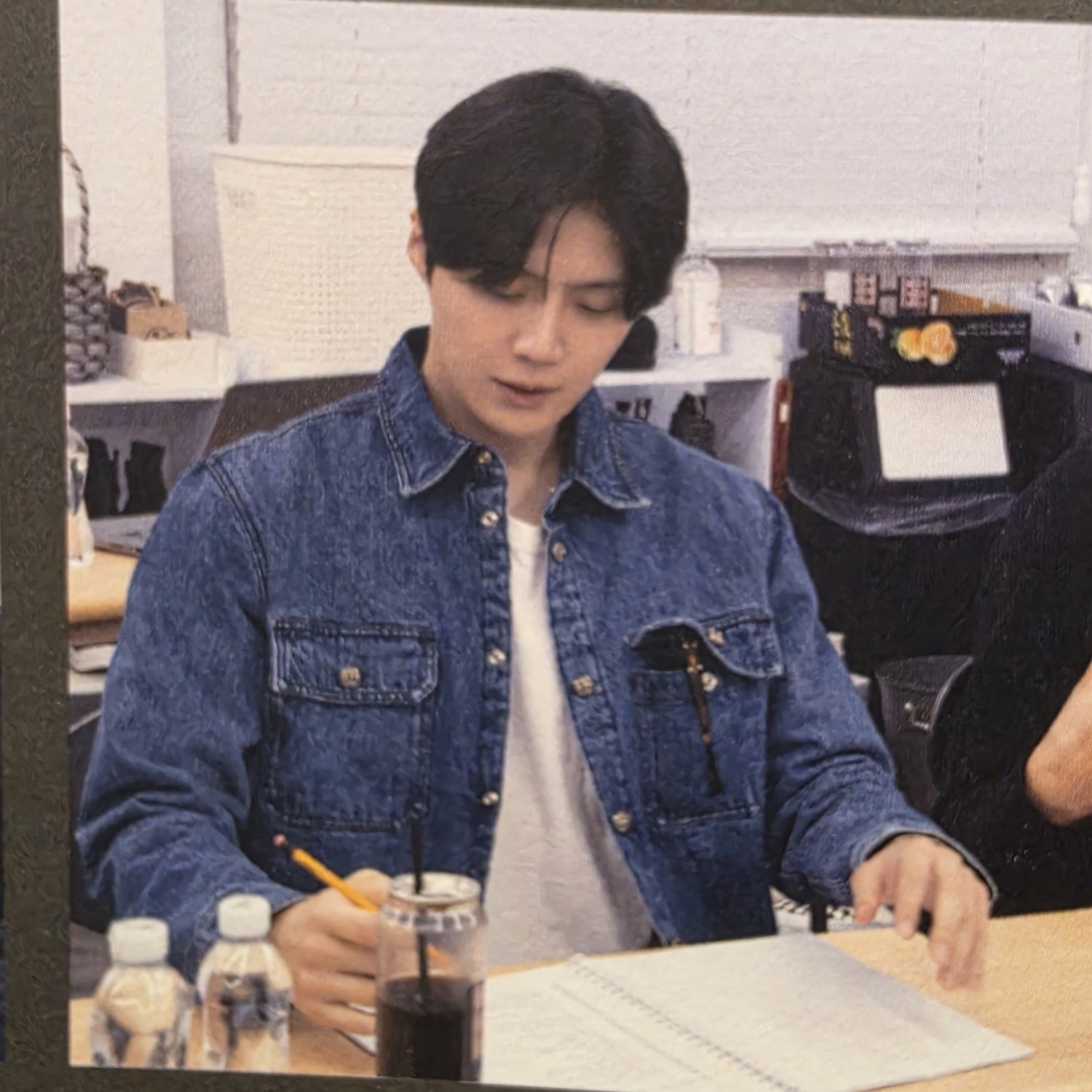 Behind-the-scenes cut of Kim Seonho