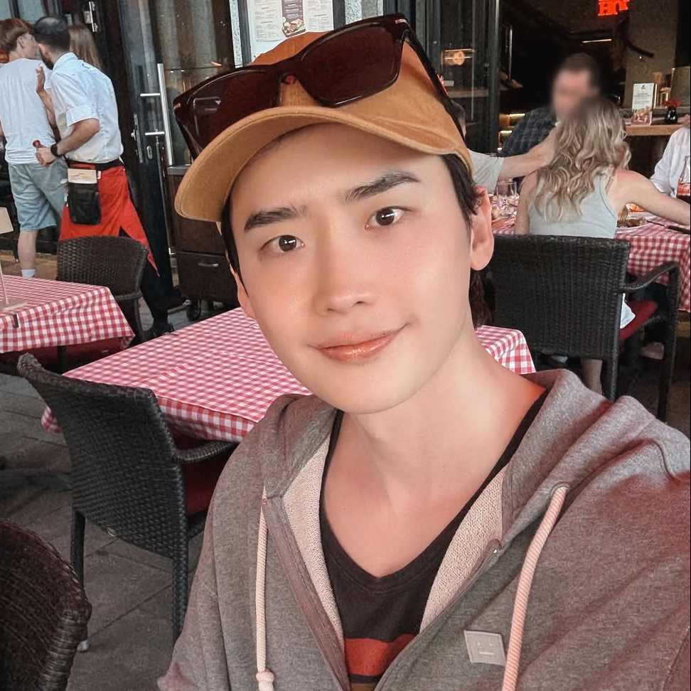 Behind-the-scenes cut of Lee Jongsuk