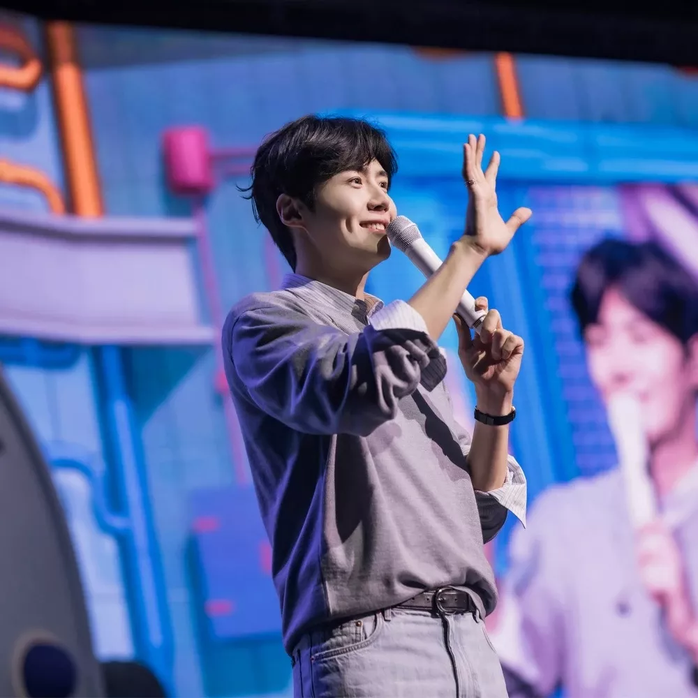 粉絲拍下的金宣虎瞬間