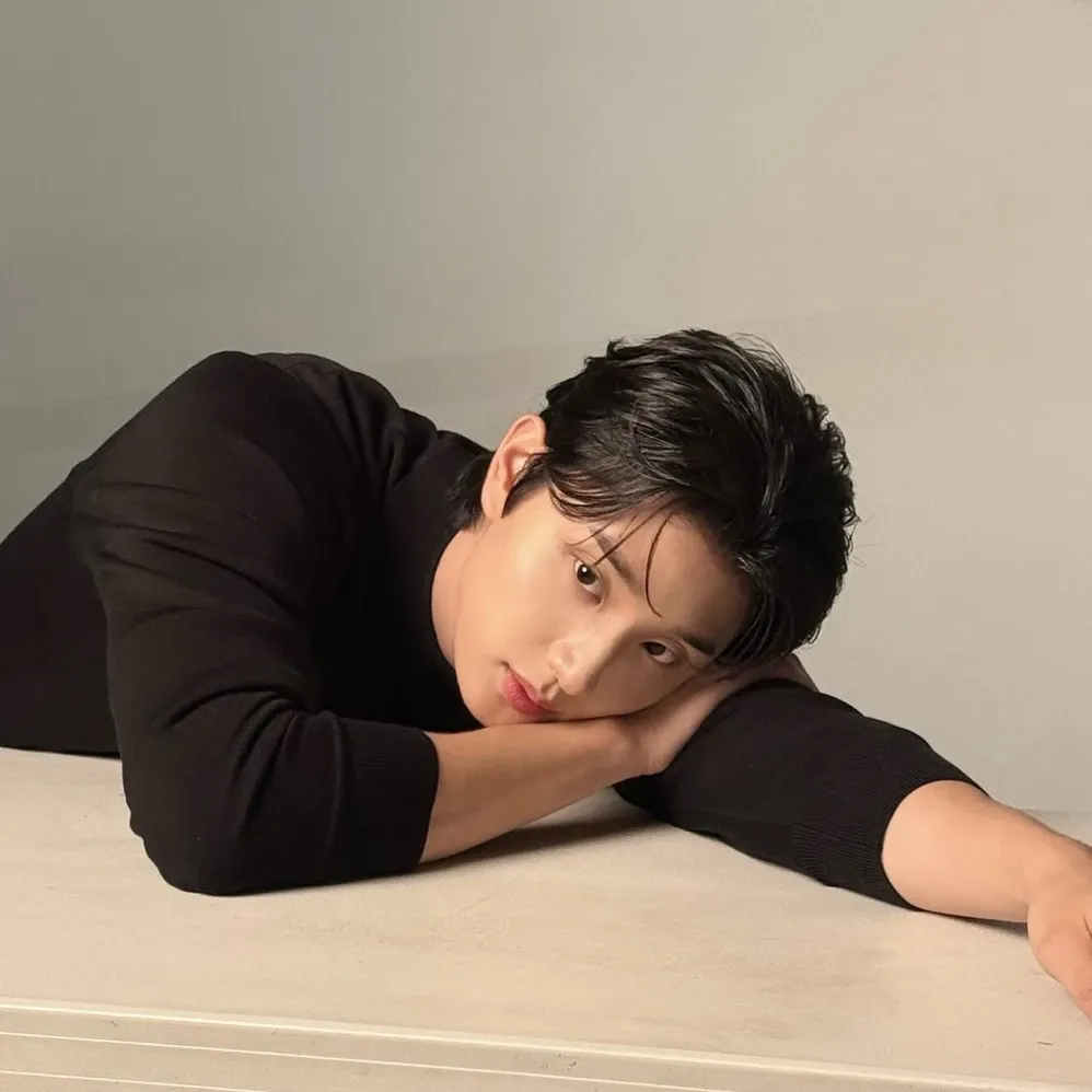 Behind-the-scenes cut of Kim Jaewon