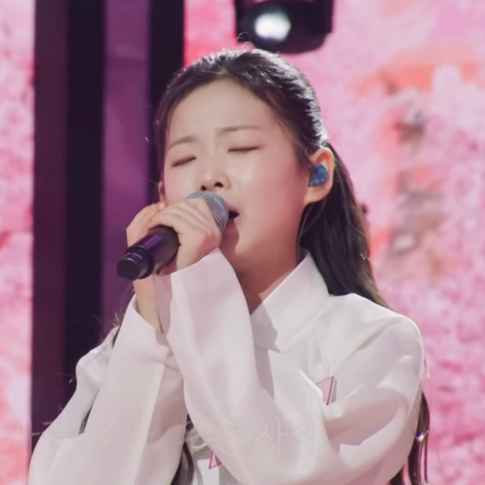 Behind-the-scenes cut of Lee Sooyeon