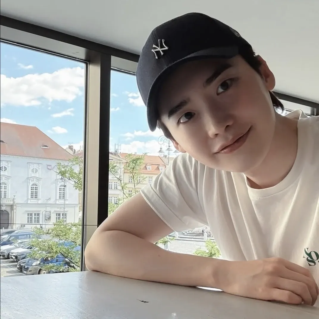 Recent activity shot of Lee Jongsuk