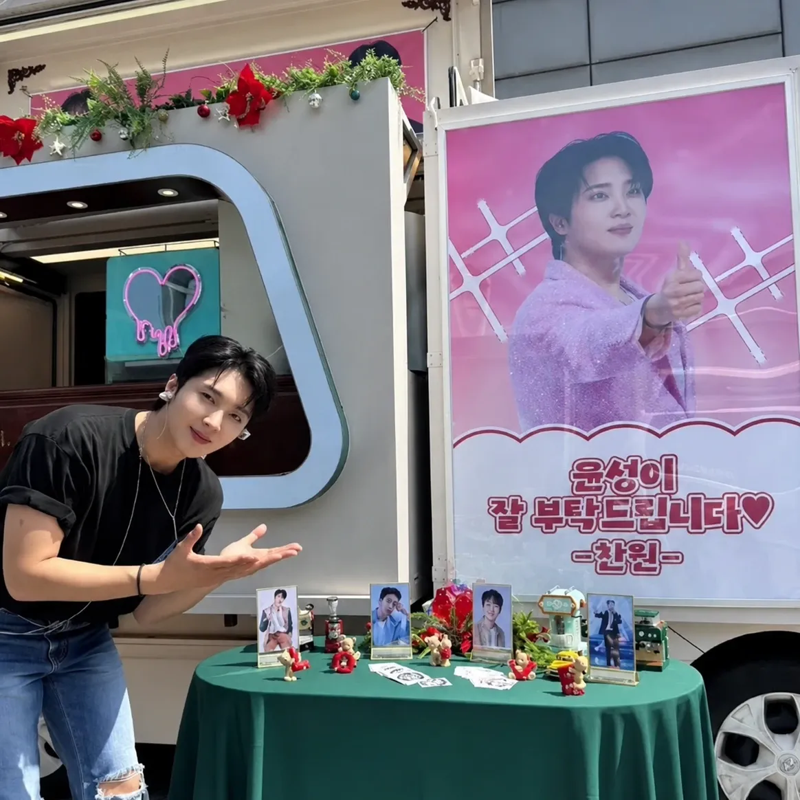 A moment captured by a fan of Hwang Yunsung