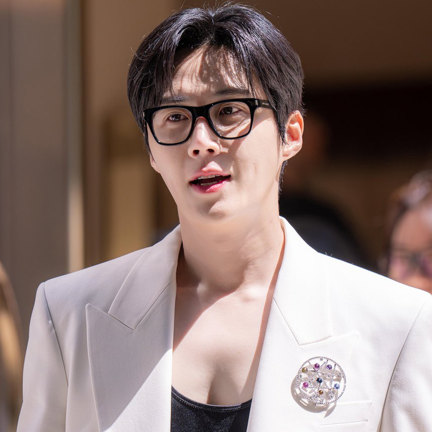 Behind-the-scenes cut of Kim Seonho