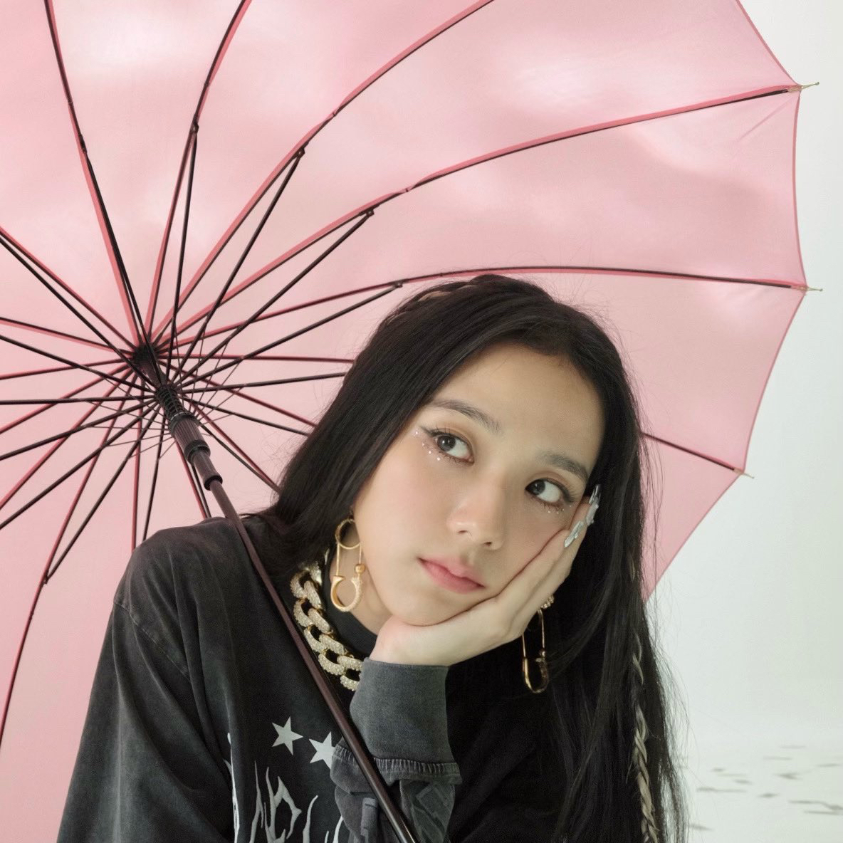 Behind-the-scenes cut of Jisoo (1995)