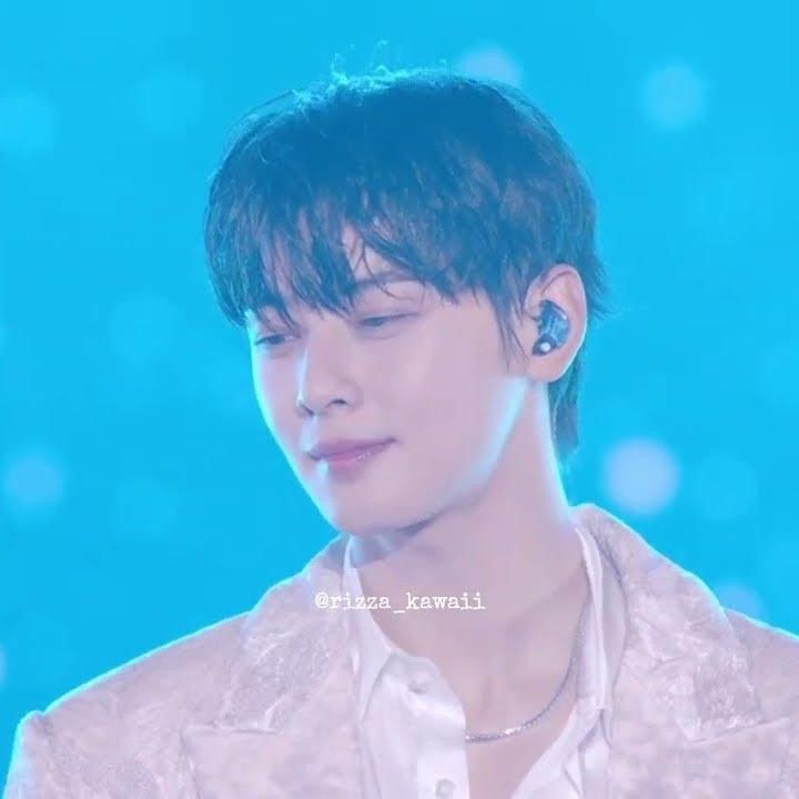 A moment captured by a fan of Cha Eunwoo