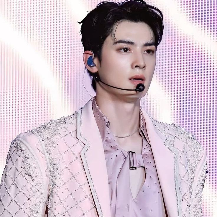 Behind-the-scenes cut of Cha Eunwoo