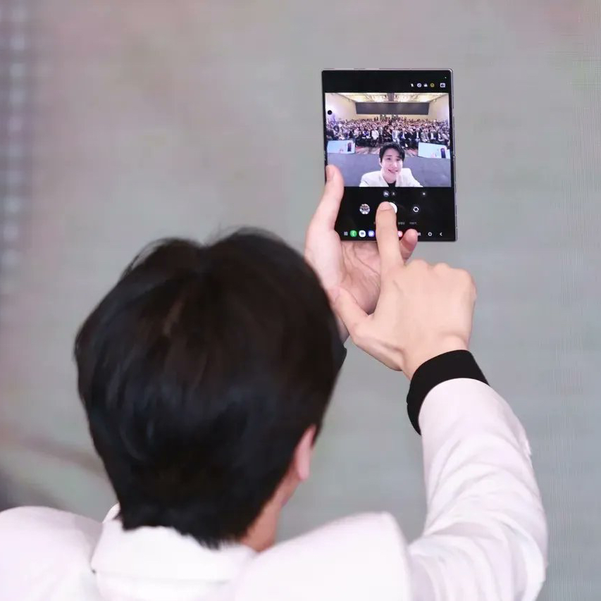 Behind-the-scenes cut of Kim Seonho