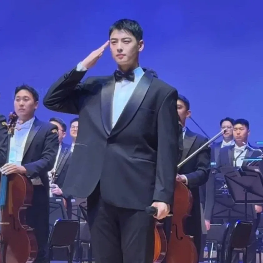 粉丝拍下的车银优瞬间