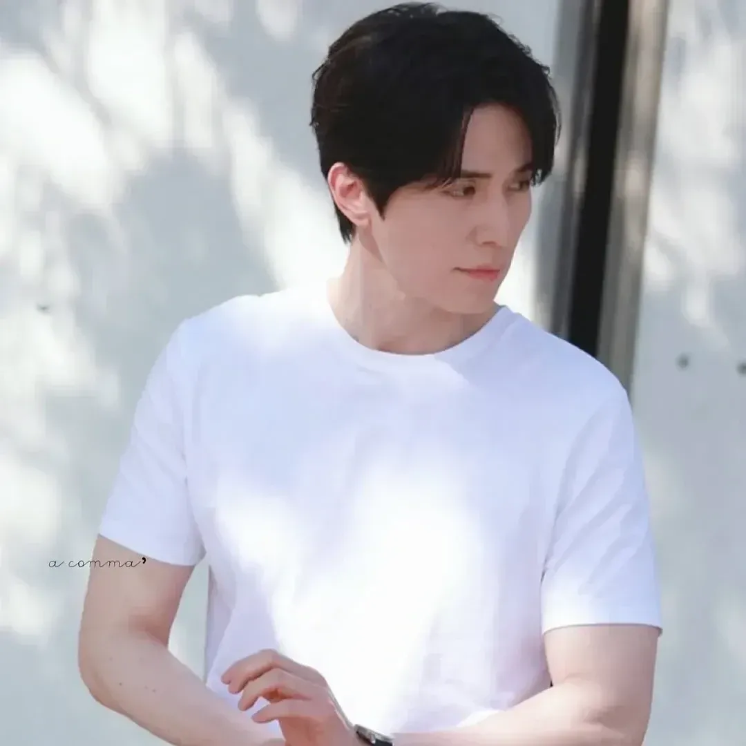 Behind-the-scenes cut of Lee Dongwook