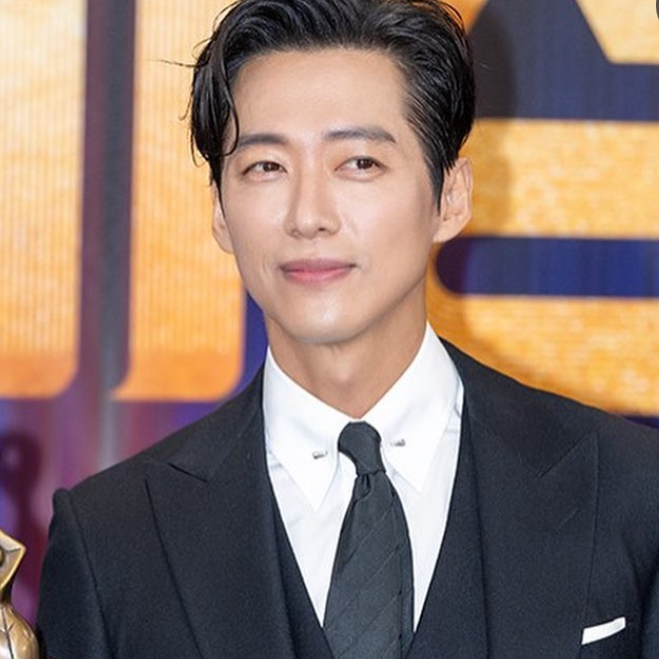 Behind-the-scenes cut of Namkoong Min