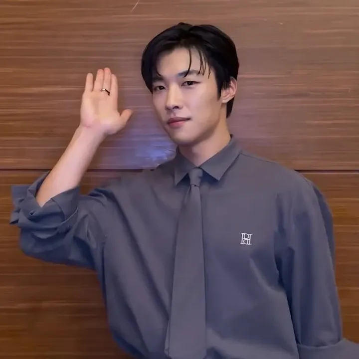 A moment captured by a fan of Woo Dohwan