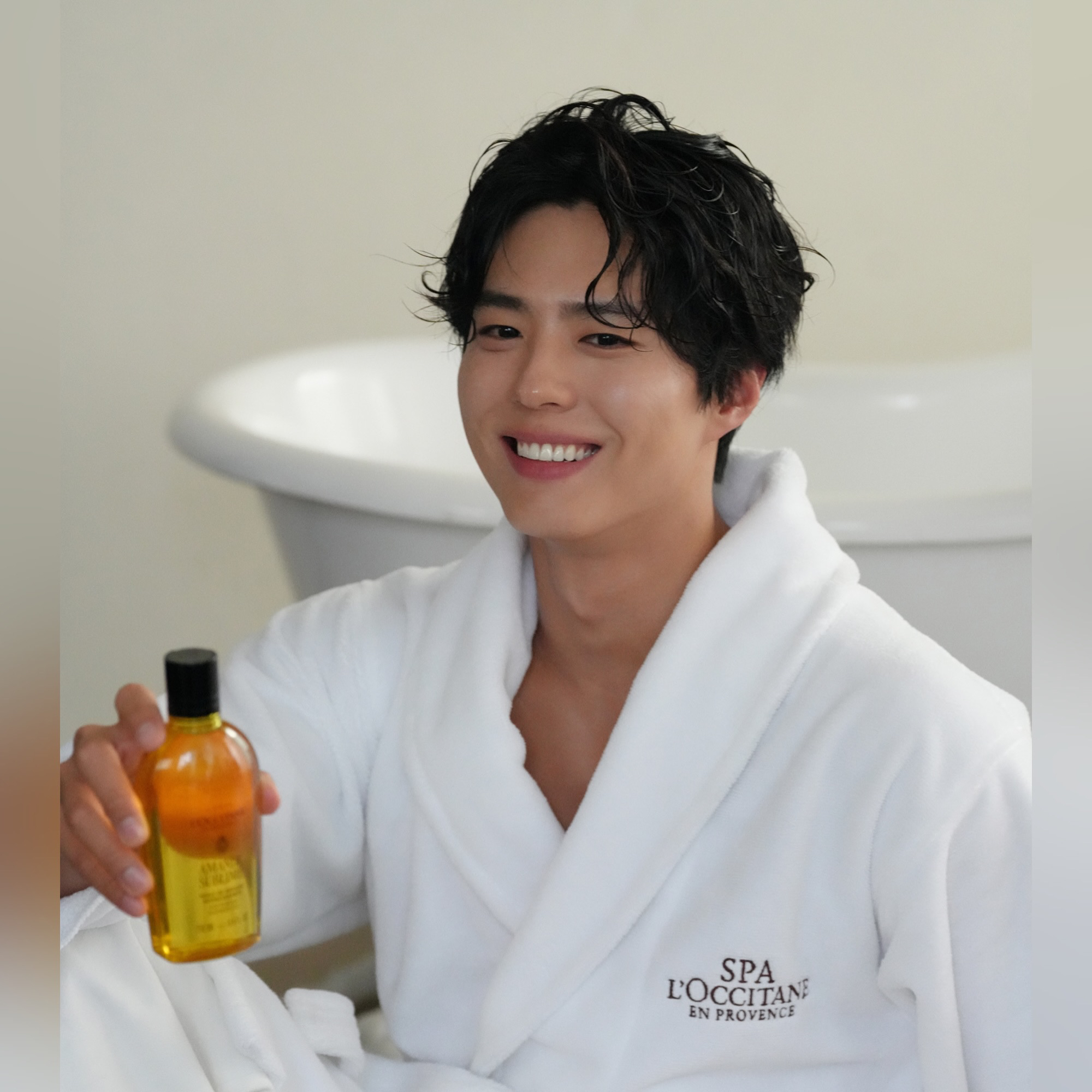 Recent activity shot of Park Bogum