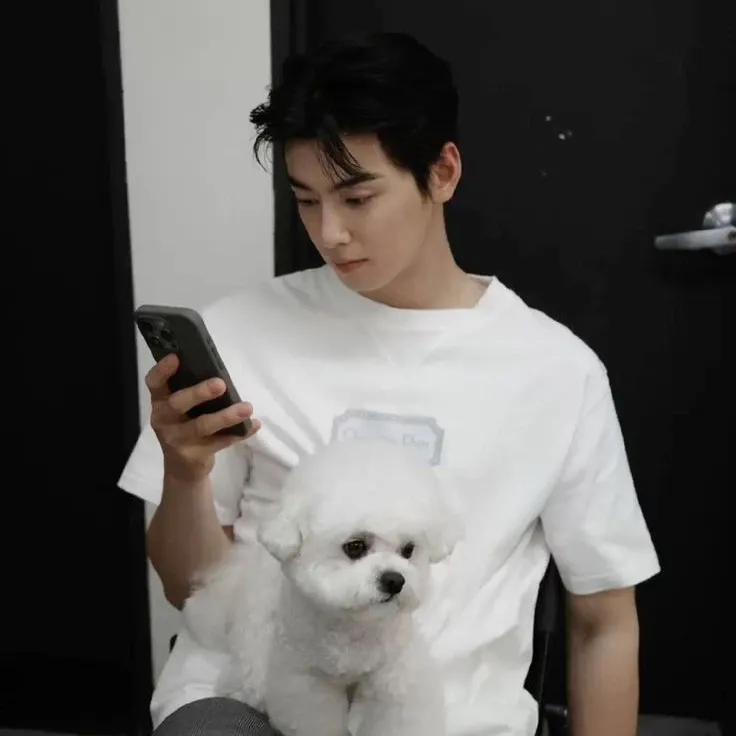 A moment captured by a fan of Cha Eunwoo